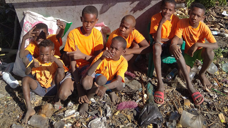 I bambini del Madagascar ripuliscono le spiagge dalla plastica e salvano le tartarughe marine I bambini del Madagascar ripuliscono le spiagge dalla plastica e salvano le tartarughe marine